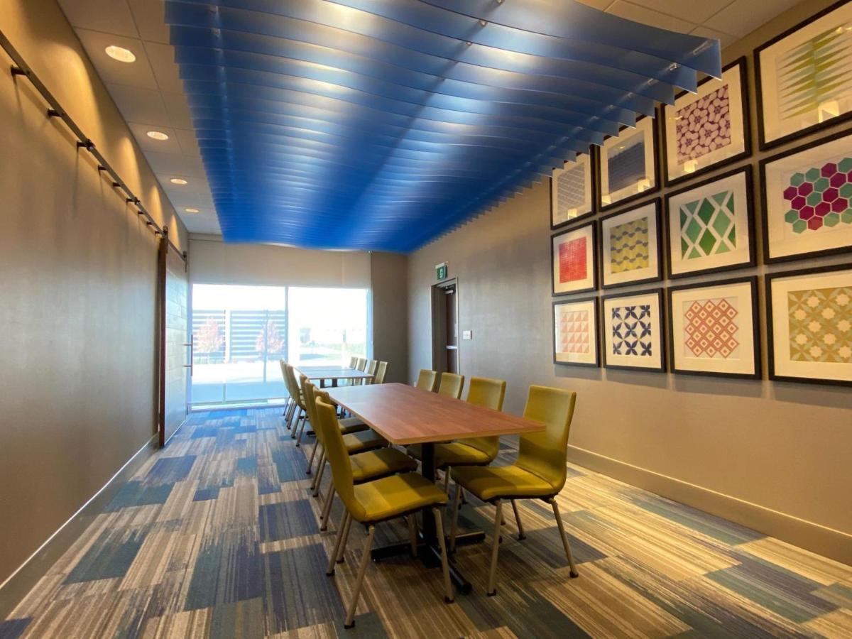 Holiday Inn Express & Suites - Aurora By Ihg Екстер'єр фото