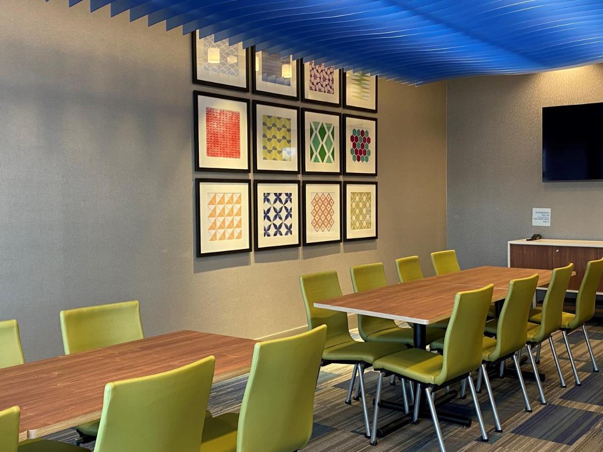 Holiday Inn Express & Suites - Aurora By Ihg Екстер'єр фото